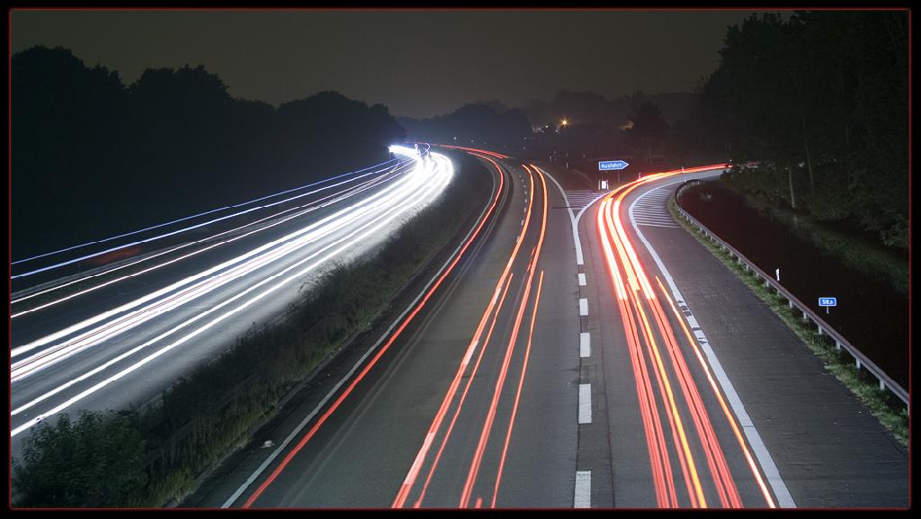 Autobahn A57 bei Nacht