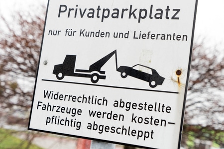Was gilt beim Abschleppen von privaten Parkplätzen und Privatgrundstücken? width=