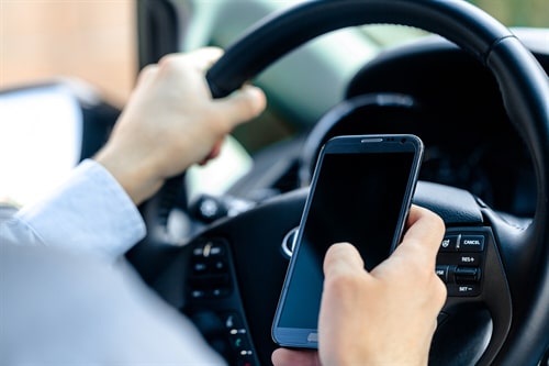 Nutzung eines Handys während der Autofahrt; Telefonieren über die Freisprechanlage während der Autofahrt aber Halten des Telefons in der Hand