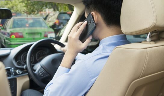 Verbotswidrige Mobilfunktelefonnutzung – Gegenstand an Ohr gehalten während der Fahrt