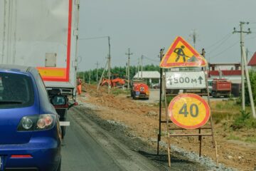 Geschwindigkeitsbeschränkung durch mobile Verkehrszeichen eines Bauunternehmens zulässig?