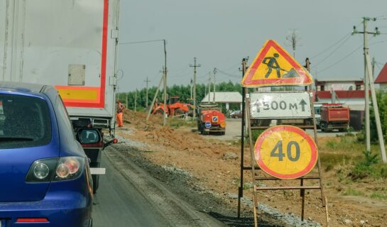 Geschwindigkeitsbeschränkung durch mobile Verkehrszeichen eines Bauunternehmens zulässig?