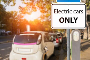 Parken ohne Elektrofahrzeug bei Zusatzschild „Elektrofahrzeuge“ – Ordnungswidrigkeit?