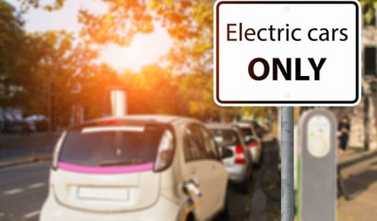 Parken ohne Elektrofahrzeug bei Zusatzschild „Elektrofahrzeuge“ – Ordnungswidrigkeit?