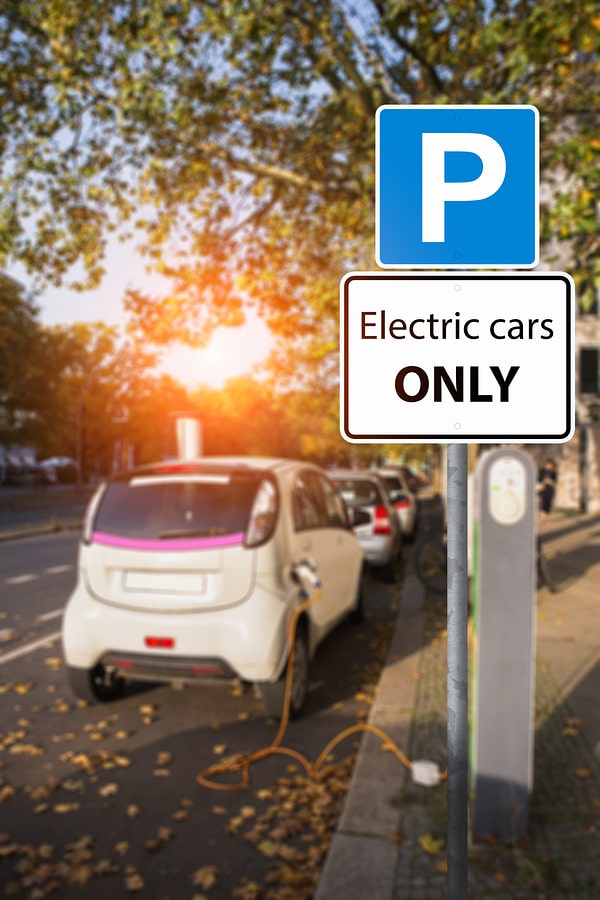 Parken ohne Elektrofahrzeug bei Zusatzschild „Elektrofahrzeuge“ – Ordnungswidrigkeit? width=