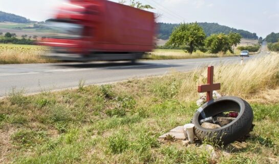 Fahrlässige Tötung und Gefährdung des Straßenverkehrs – lebenslange Sperre für die Wiedererteilung der Fahrerlaubnis