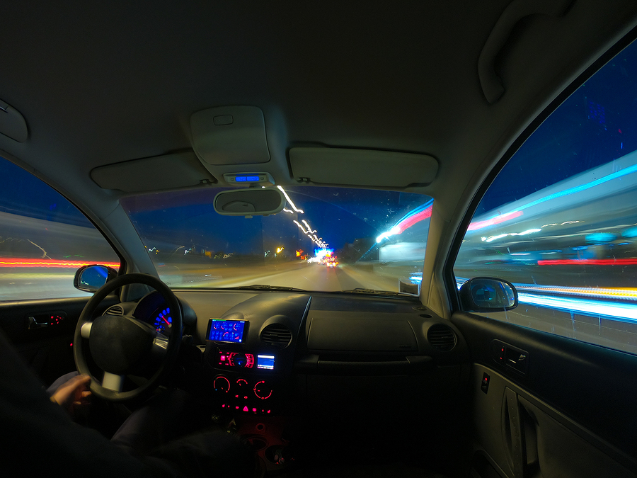Geschwindigkeitsmessung durch Nachfahren mit einem Polizeifahrzeug bei Dunkelheit