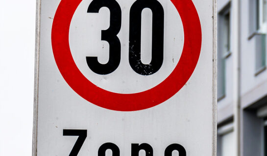 Übersehen eines Tempo-30-Schilds als Augenblicksversagen – Wegfall Fahrverbot