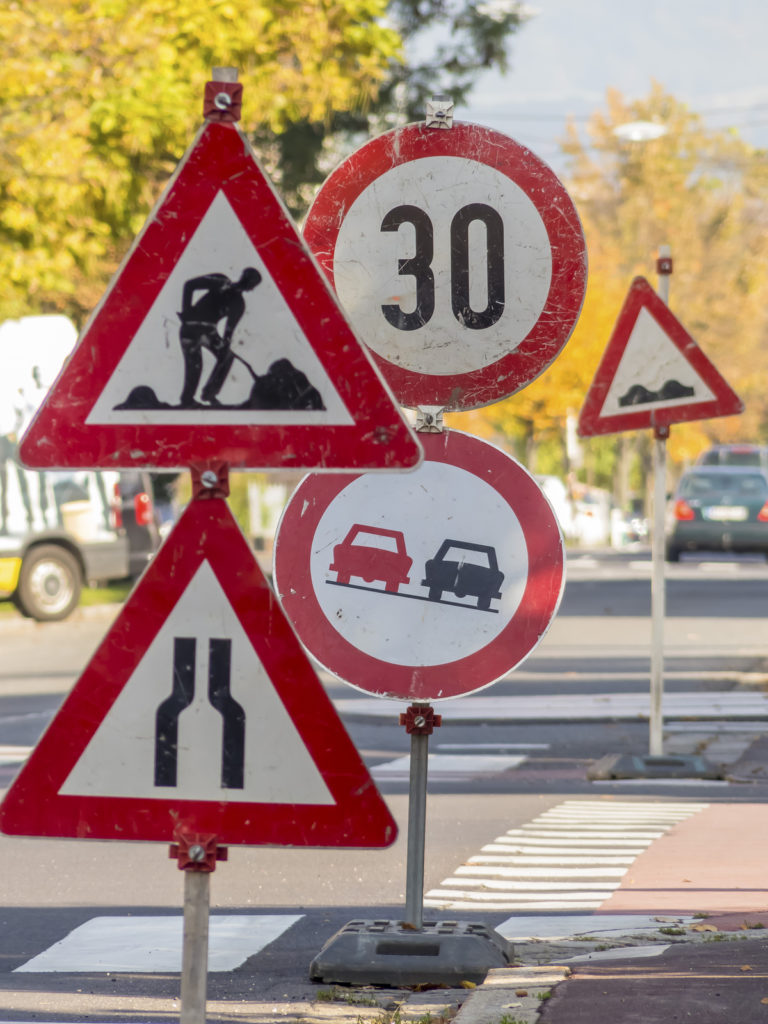 Geschwindigkeitsüberschreitung - mobile Verkehrszeichen eines Bauunternehmens