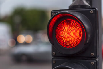 Qualifizierter Rotlichtverstoß – Fahrverbot bei Grünlicht anfahrenden Linksabbieger