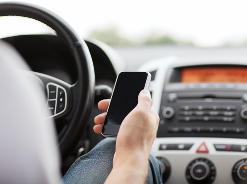 Mobiltelefonnutzung bei stehendem Fahrzeug