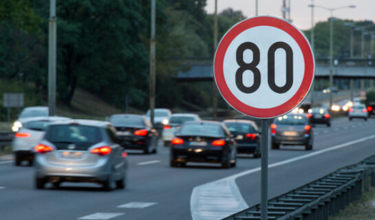 Fahrlässige Geschwindigkeitsüberschreitung –  kein Verkehrszeichen aufgestellt