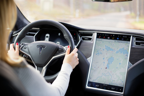 Tesla – Touchscreen im Fahrzeug ein elektronisches Gerät?