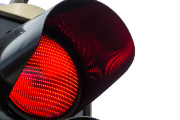 Anforderungen an die Feststellung eines qualifizierten Rotlichtverstoßes