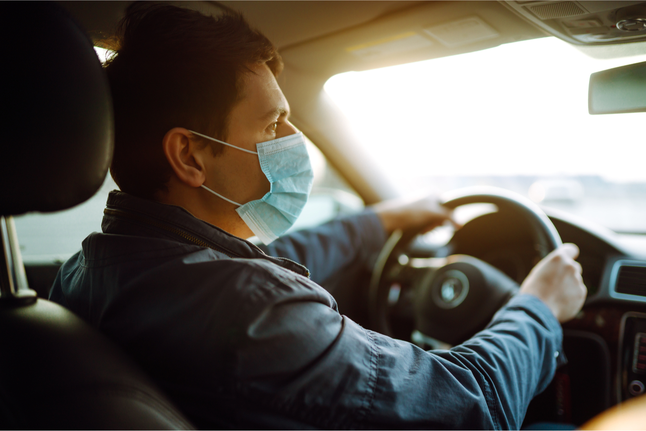 Tragen eines Mund- und Nasenschutzes beim Autofahren