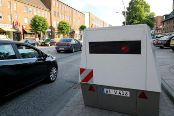 Geschwindigkeitsmessung mit PoliScanspeed M1 HP aus mobilen Spezialanhänger