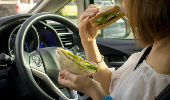 Fahren mit nicht angepasster Geschwindigkeit bei Zubereitung und Verzehr von Speisen