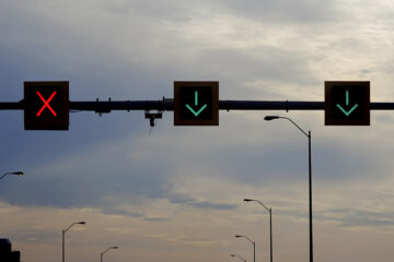 Geschwindigkeitsüberschreitung und Missachtung roter gekreuzter Schrägbalken