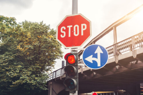 Rotlichtverstoß wegen Fahrspurwechsels auf Kreuzung – Absehen von Fahrverbot