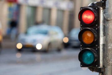 Rotlichtverstoß – Absehen vom Fahrverbot bei Augenblicksversagen