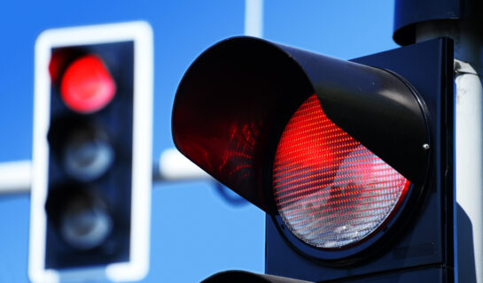 Rotlichtverstoß an unübersichtlicher Kreuzung – Absehen von Fahrverbot