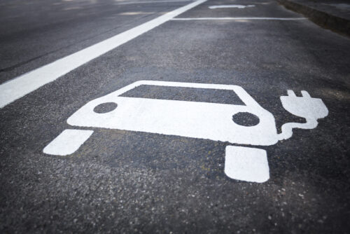 Falschparker auf Sonderparkplatz für Elektrofahrzeuge darf abgeschleppt werden