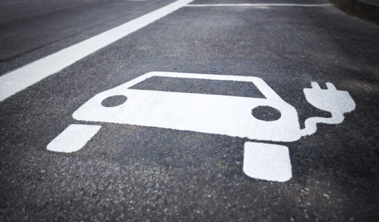 Falschparker auf Sonderparkplatz für Elektrofahrzeuge darf abgeschleppt werden