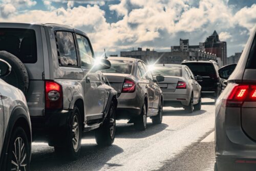 Vorfahrt beim Einfahren vom Beschleunigungsstreifen auf die Autobahn bei Stop-and go