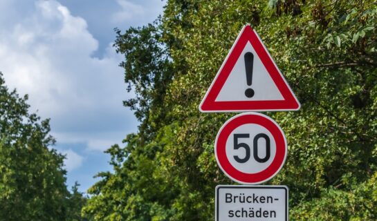 Geschwindigkeitsüberschreitung – Vorsatz bei Zusatzbeschilderung Straßenschäden