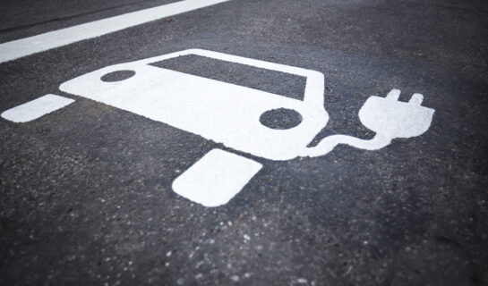 Falschparken auf Sonderparkplatz für Elektrofahrzeuge – Sichtbarkeitsgrundsatz