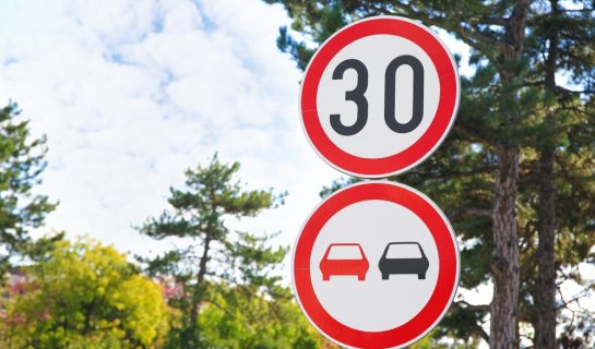 Überholverbot an unübersichtlichen Stellen – Haftungsabwägung bei Verkehrsunfall
