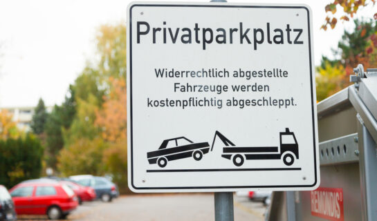 Wann ist eine Unterlassungsklage bei unberechtigtem Parken auf Privatparkplatz sinnvoll?