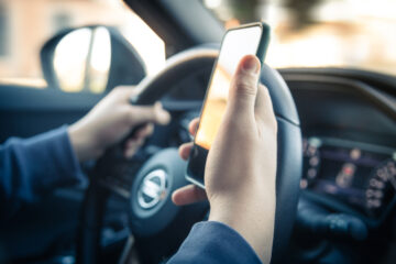 Mobilfunktelefon umlagern bei Gespräch über Bluetooth-Freisprecheinrichtung des Fahrzeugs