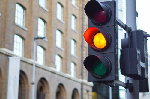 Haftungsfragen bei Erdreichkontamination durch RasenmähroboterIn einem bemerkenswerten Fall, der vor dem Landgericht verhandelt wurde, ging es um die Frage der Haftung für eine Erdreichkontamination, die durch einen Rasenmähroboter verursacht wurde. Der Roboter hatte einen Tankschlauch beschädigt, wodurch Heizöl auf die Rasenfläche des Klägers gelangte und von dort in das Erdreich sickerte. Der Fall wirft interessante Fragen zur Haftung bei unvorhergesehenen Schadensereignissen auf.
Haftung des Tankwagenbetreibers
Das Gericht musste die Frage klären, ob der Betreiber des Tankwagens, der bei der Beklagten haftpflichtversichert war, für den Schaden haftbar gemacht werden konnte. Die Klage wurde jedoch abgewiesen, da das Gericht der Ansicht war, dass der Schaden nicht auf einen Defekt des Tankwagens oder der Tankanlage zurückzuführen war. Es wurde argumentiert, dass es unverhältnismäßig wäre, von dem Betreiber zu verlangen, alle Teile des Fahrzeugs, auch die weniger gefährlichen, engmaschig zu überwachen.
Rolle des Fahrers
Ein weiterer Aspekt des Falles betraf die Rolle des Fahrers des Tankwagens. Der Fahrer hatte während des zweiten Befüllvorgangs nicht erneut den Anschluss und den Schlauch überprüft. Das Gericht stellte fest, dass dies den Fahrer nicht entlastete, da er zugegeben hatte, dass es während des Befüllvorgangs zu Störungen gekommen war.
Anwendung des Straßenverkehrsgesetzes
Der Kläger argumentierte, dass die Haftung nach § 7 des Straßenverkehrsgesetzes (StVG) auch dann greifen sollte, wenn ein ordnungsgemäßes Tankfahrzeug durch einen Unfall beschädigt wird und sich dadurch die besonderen Gefahren verwirklichen, die von einem Tankfahrzeug ausgehen. Das Gericht wies jedoch darauf hin, dass die Schadensfolge in den Bereich der Gefahren fallen muss, um derentwillen die Rechtsnorm erlassen wurde. Im vorliegenden Fall war die Beschädigung des Tankschlauchs durch einen Rasenmähroboter nicht eine solche Gefahr.
Bedeutung der "Störung"
Ein weiterer strittiger Punkt war die Bedeutung der "Störung", die der Fahrer während des Befüllvorgangs bemerkt hatte. Der Kläger argumentierte, dass der Fahrer den Befüllvorgang hätte abbrechen und den Bereich außerhalb des Kellers untersuchen müssen. Das Gericht wies jedoch darauf hin, dass die Pflicht zur Unterbrechung des Befüllvorgangs davon abhängt, ob eine relevante Beeinträchtigung vorlag, und nicht davon, welchen Begriff der Fahrer zur Beschreibung des Phänomens verwendet hat.
Fazit
Insgesamt stellt dieser Fall eine interessante Auseinandersetzung mit der Frage der Haftung bei unvorhergesehenen Schadensereignissen dar. Es zeigt, dass die Anwendung von Haftungsnormen auf ungewöhnliche Situationen eine sorgfältige Prüfung der spezifischen Umstände des Einzelfalls erfordert.