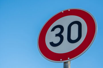 Geschwindigkeitsmessung innerorts nach 32 Metern nach 30 km/h-Schild – kein Fahrverbot