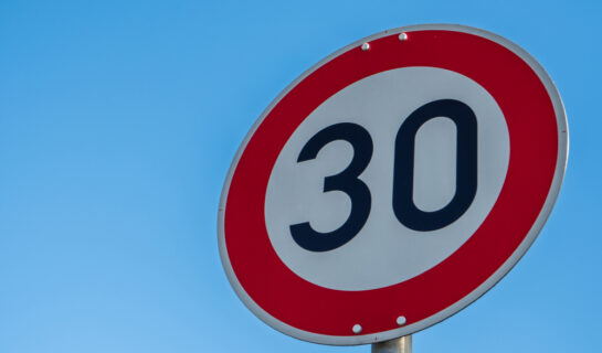 Geschwindigkeitsmessung innerorts nach 32 Metern nach 30 km/h-Schild – kein Fahrverbot