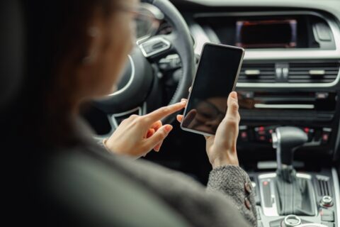 Polizeibeamtenaussage entscheidend: Mobiltelefonnutzung während der Fahrt