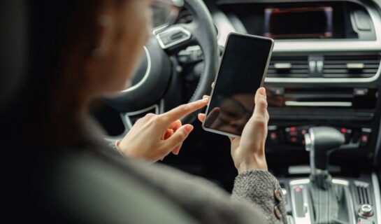 Mobiltelefonnutzung während der Fahrt – Beweiswürdigung Polizeibeamtenaussage