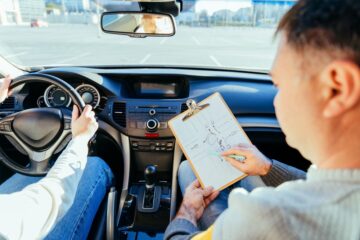 Kraftfahrzeugführereigenschaft eines Fahrlehrers – Verantwortlichkeit für Verkehrsverstoß