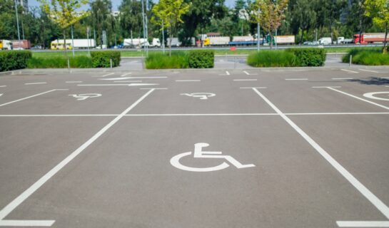 Verbotenes Parken auf Behindertenparkplatz – Abschleppmaßnahme