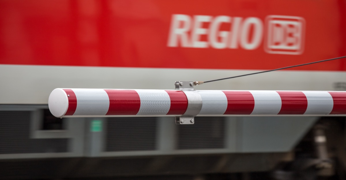 Bahnübergang mit Halbschranke