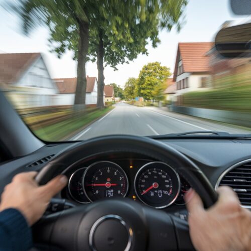 Autofahrer in einer Ortschaft mit erhöhter Geschwindigkeit