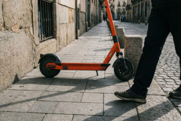 Kostenbescheid bei einem E-Scooter-Verstoß: Wann der Halter zahlen muss