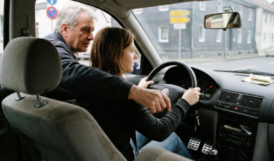 Widerruf der Fahrlehrerlaubnis: Wann Belästigung zum Entzug führt